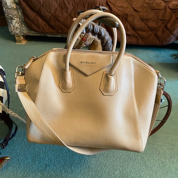 GIVENCHY HANDBAG - Picture 2 of 7